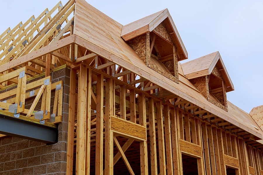 Building A New House? 4 Reasons to Hire Your Own Roofer